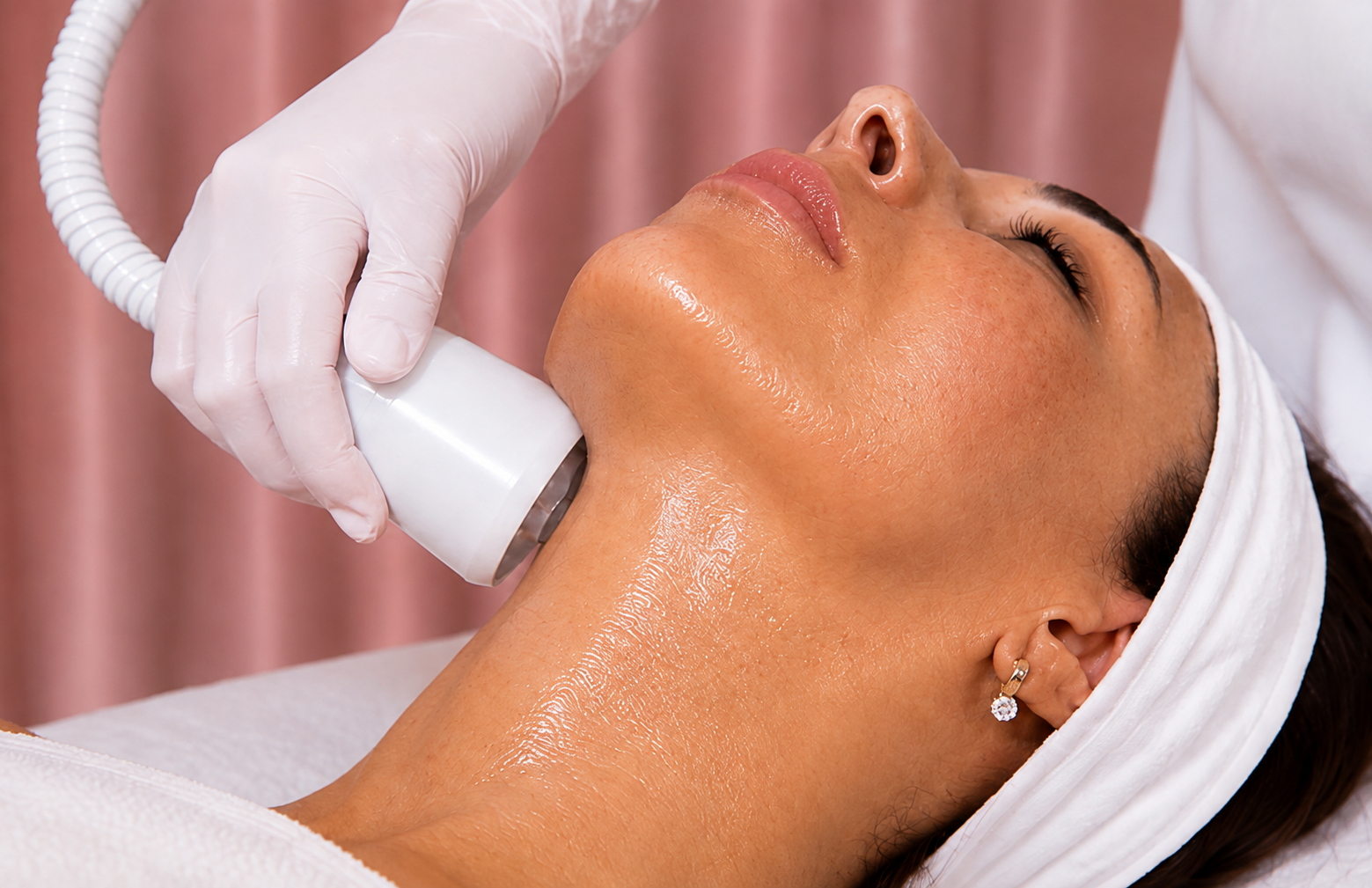 Zabieg Glaciénne Cryo Facial w okolicy linii szczęki i szyi w Skin Revive